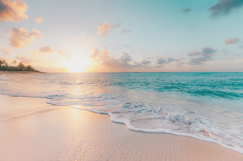 Plage de sable clair au bord d'une mer turquoise